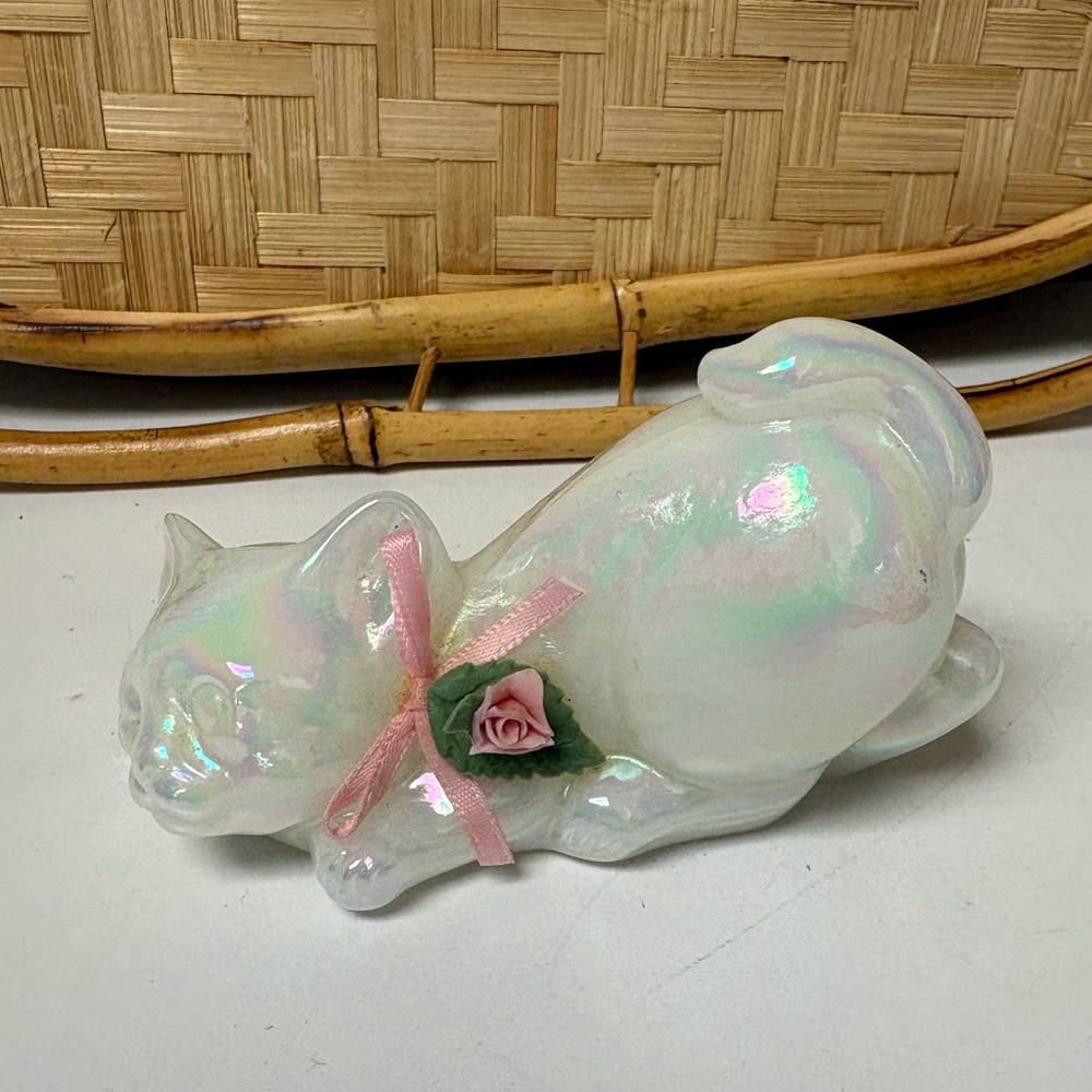 Fenton Pearlized Opal Glass Kitten “Pearly Sentiments” Iridescent 3.5” Long VTG